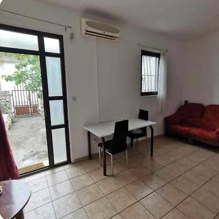 Apartament With Garden *
